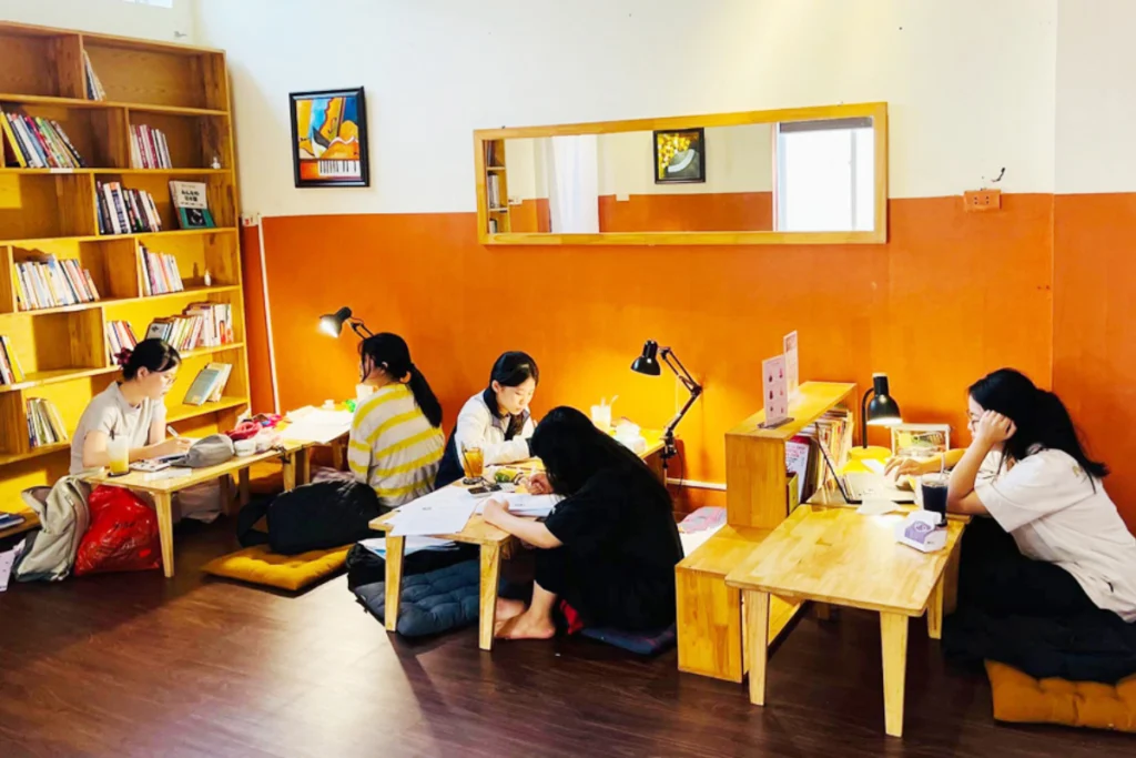 Tụ điểm làm việc và học tập lý tưởng bên trong một quán cafe phường Long Bình