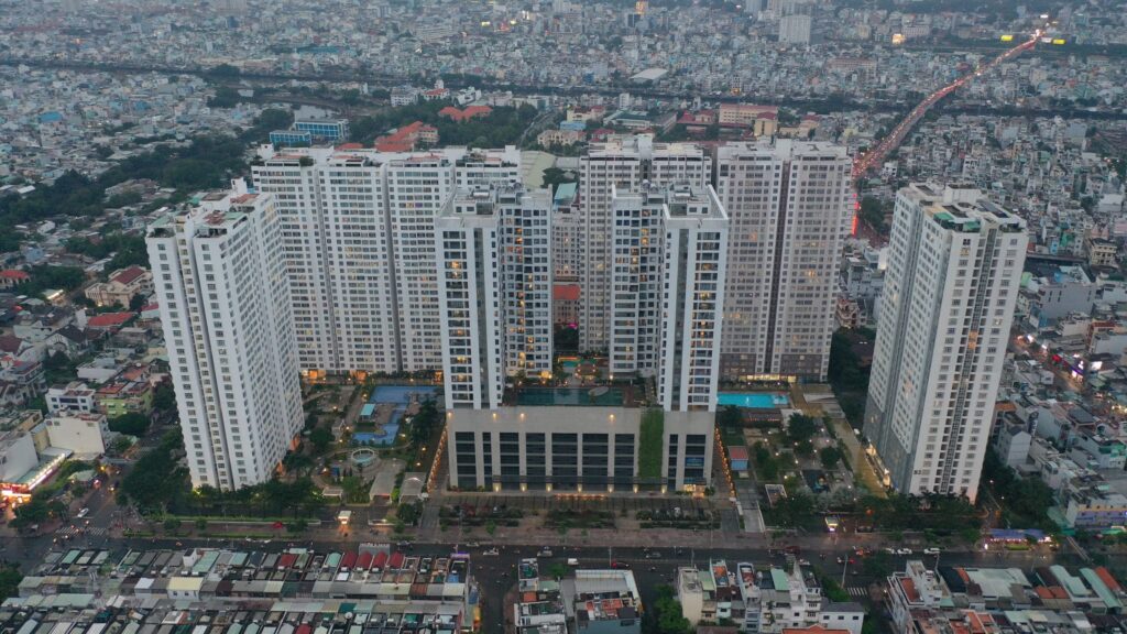 Bảng so sánh giá bán Central Premium Quận 8 và Eco Green Saigon Quận 7