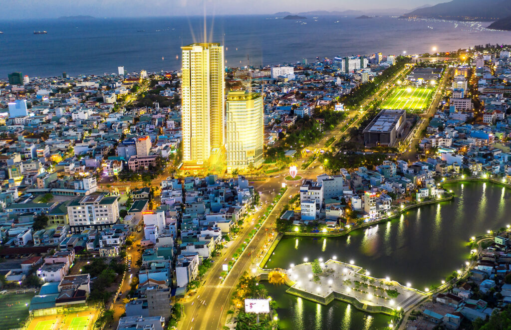 Hồ bơi và tiện ích nội khu trên cao tại review chung cư Grand Center Quy Nhơn