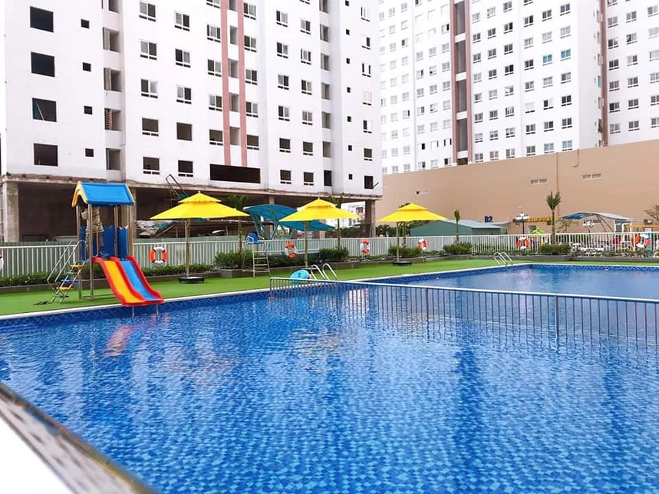 Tiện ích hồ bơi và khoảng xanh nội khu của dự án review Topaz City quận 8