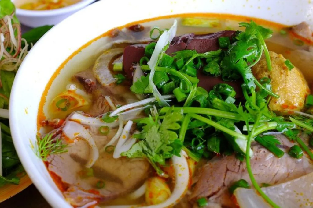 Tô bún bò Huế bắt mắt