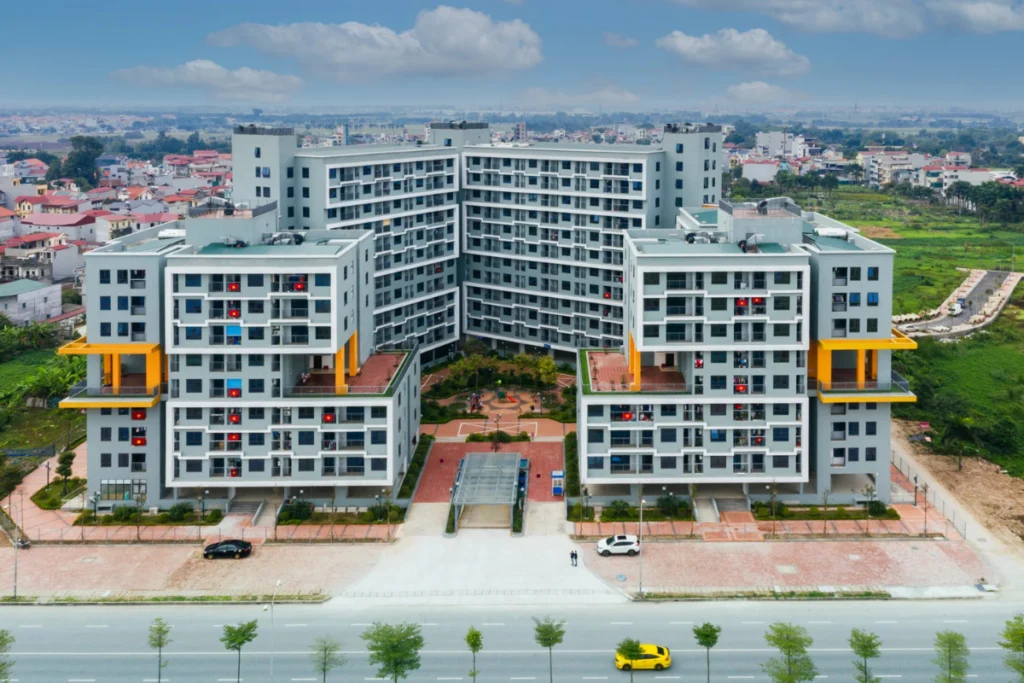 oàn cảnh từ trên cao khu chung cư nhà ở xã hội thấp tầng với thiết kế hiện đại đối xứng màu xám trắng