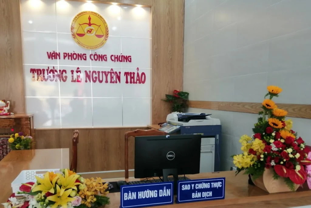 Bàn hướng dẫn khách hàng làm thủ tục sao y bản chính và chứng thực bản dịch tại văn phòng