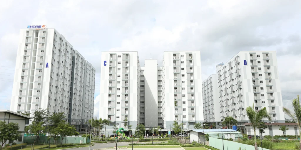Toàn cảnh các block A, block C và block D của chung cư EHomeS Thủ Đức vuông vắn, có khuôn viên sân chơi trẻ em và mảng xanh nội khu ở giữa.