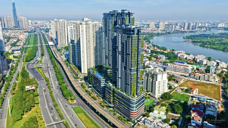 Toàn cảnh tháp căn hộ Lumiere Riverside phủ mảng xanh thẳng đứng cạnh tuyến Metro tại Thảo Điền minh họa cho chung cư HCM nội thất bàn giao cao cấp đáng mua