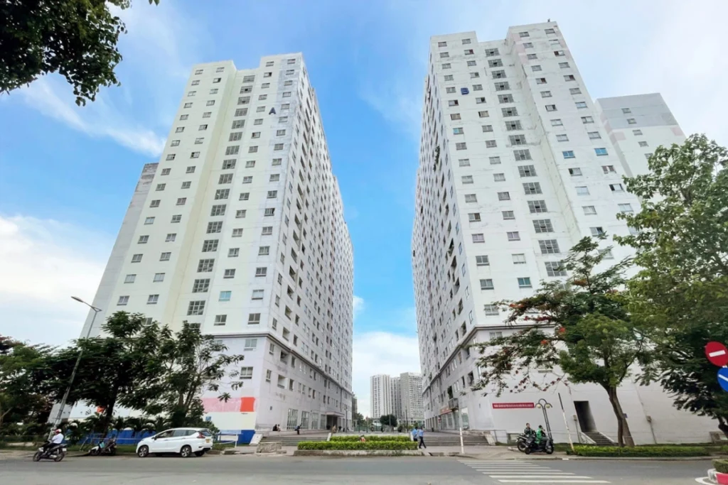 Hình ảnh chụp thực tế từ dưới đường lên hai tòa tháp Block A và Block B khu nhà ở xã hội Chu Văn An Bình Thạnh với thiết kế chung cư sơn trắng