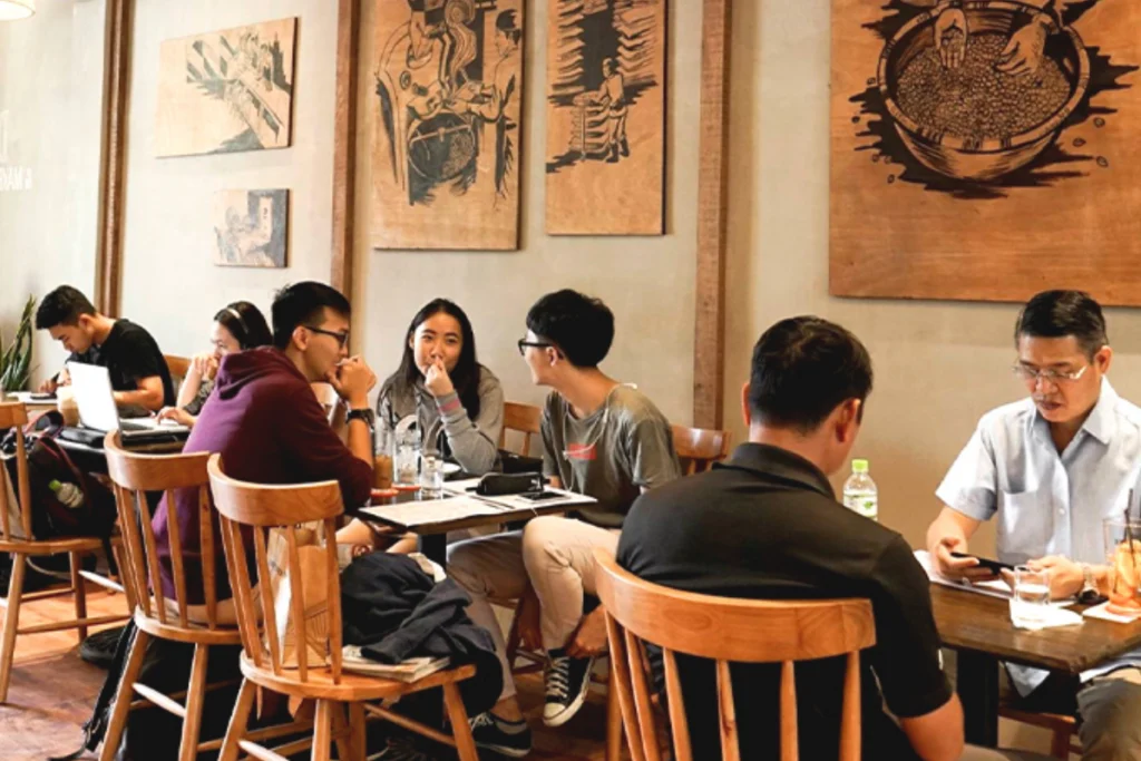 Mức giá hợp lý giúp các quán cafe xã Nhuận Đức tiếp cận đa dạng khách hàng