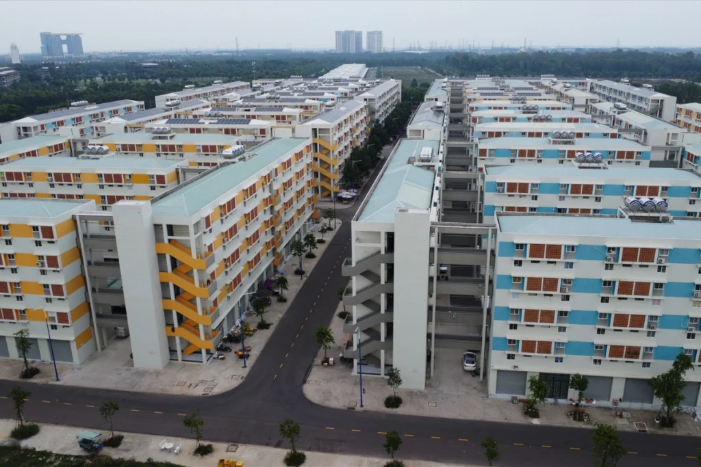 Góc nhìn từ trên cao xuống một khu đô thị nhà ở xã hội Becamex quy mô lớn với các dãy block chung cư thấp tầng (khoảng 5 tầng)