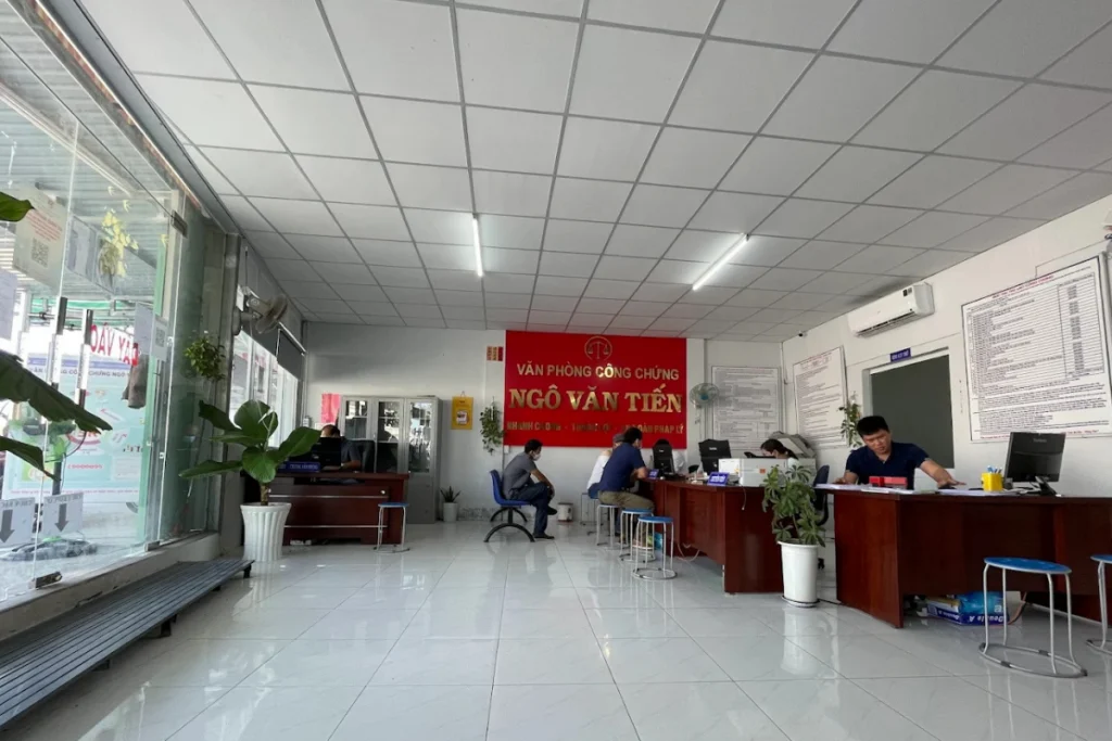 Sảnh giao dịch rộng rãi và khu vực bàn làm việc của các công chứng viên tại Văn phòng công chứng Ngô Văn Tiến