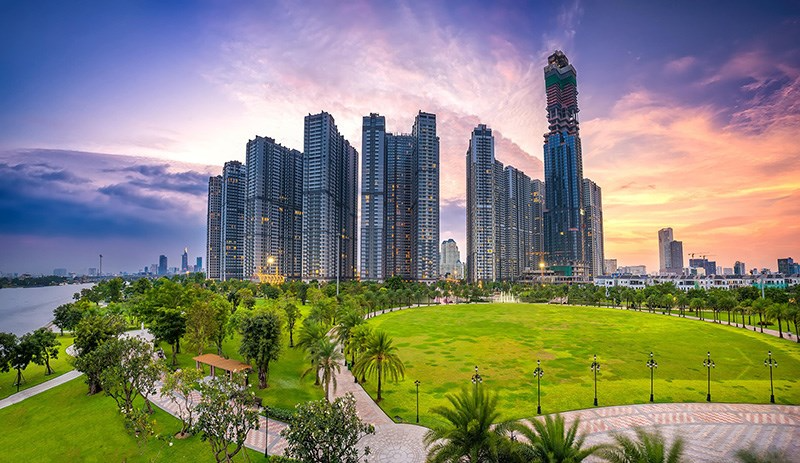 Khu công nghiệp ven sông rộng lớn trước dãy tháp Vinhomes Central Park Bình Thạnh thuộc nhóm chung cư HCM view sông đáng mua nhất