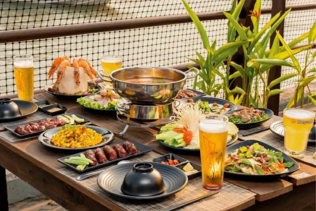 Khung cảnh thưởng thức ẩm thực ven sông