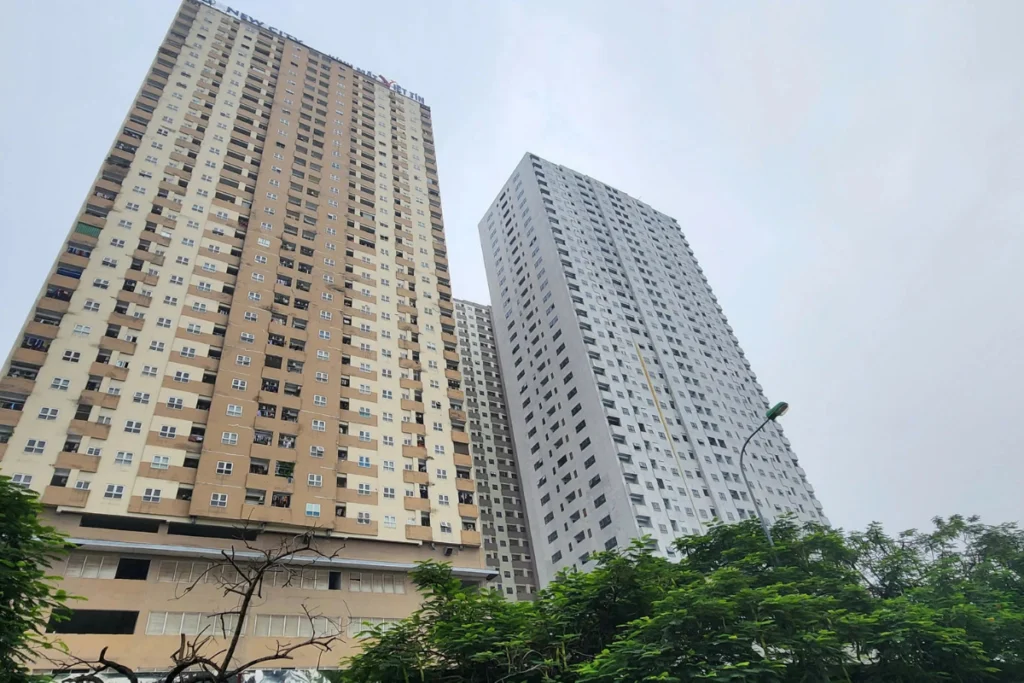 Hình ảnh thực tế hai tòa tháp chung cư nhà ở xã hội cao tầng với thiết kế hiện đại, minh họa cho câu hỏi nhà ở xã hội Đông Anh có đáng mua không