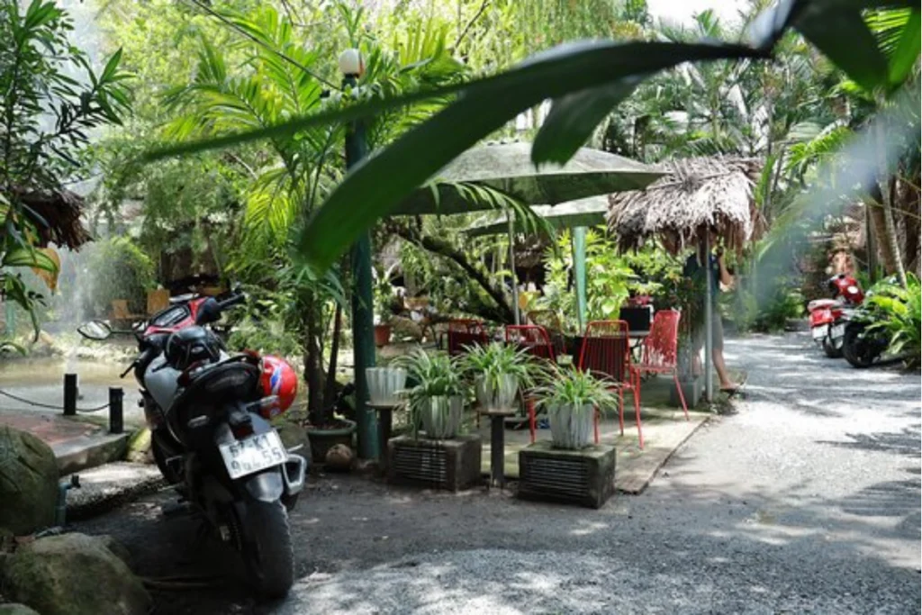 Khuôn viên sân vườn ngập tràn cây xanh
