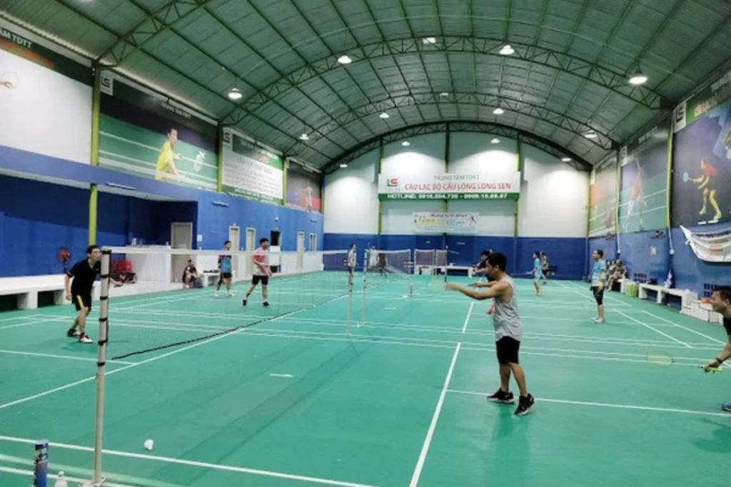 Không gian tập luyện cầu lông trong nhà được đầu tư trang thiết bị đạt chuẩn