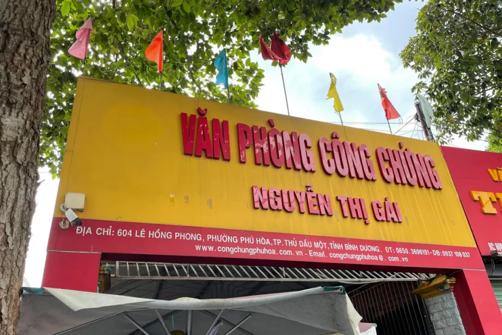 Không gian quầy tiếp nhận hồ sơ hành chính sạch sẽ, thông thoáng tại Văn phòng công chứng Nguyễn Thị Gái