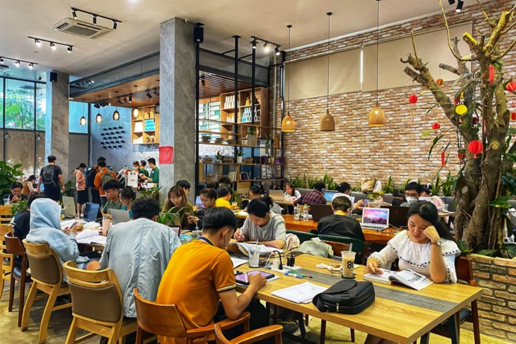Không gian hiện đại trang bị đầy đủ bàn lớn và ổ cắm điện