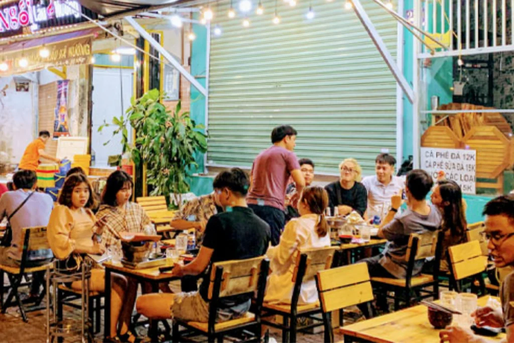 Quán ốc bình dân điểm hẹn lý tưởng cho hội bạn thân
