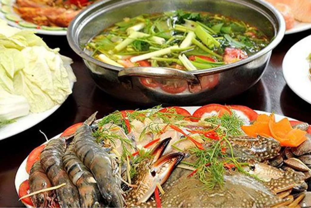 Nồi lẩu hải sản nóng hổi chua cay