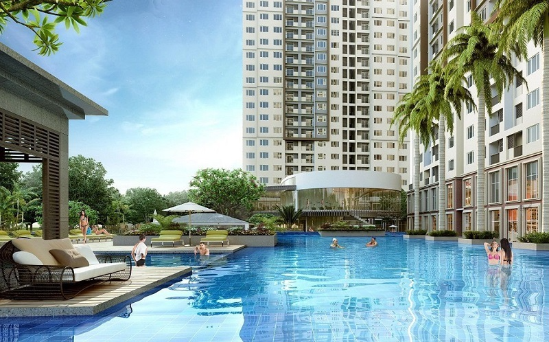 Tiện ích bể bơi nội khu rộng lớn với làn nước xanh mát, hàng cây cọ ven bờ và ghế nghỉ dưỡng thư giãn dưới chân tháp căn hộ Lotus Garden Tân Phú