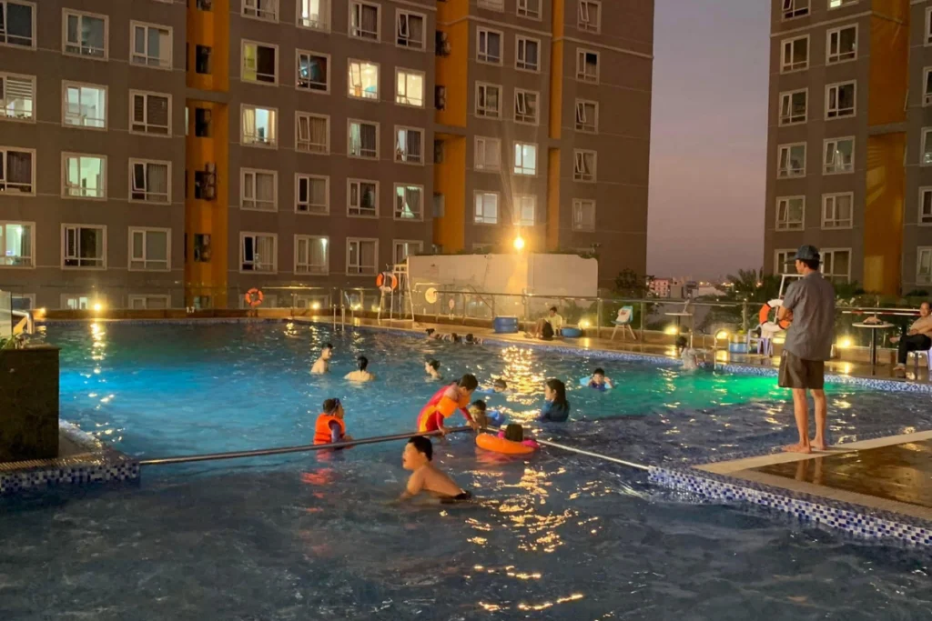 Tham gia bơi lội rèn luyện sức khỏe tại hồ bơi tiêu chuẩn rộng rãi