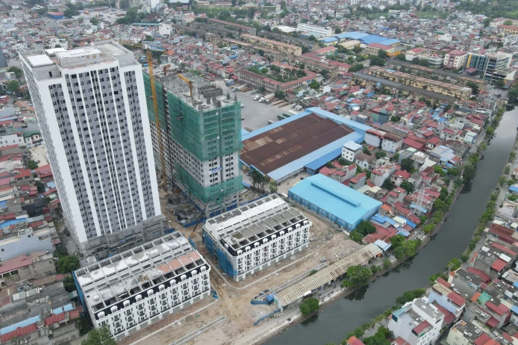 Góc nhìn từ trên cao của một công trường dự án nhà ở xã hội cao tầng tại Hải Phòng đang triển khai xây dựng