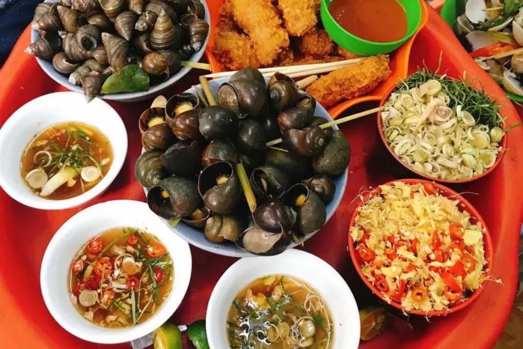 Không gian thưởng thức ốc tươi sống sôi động về đêm