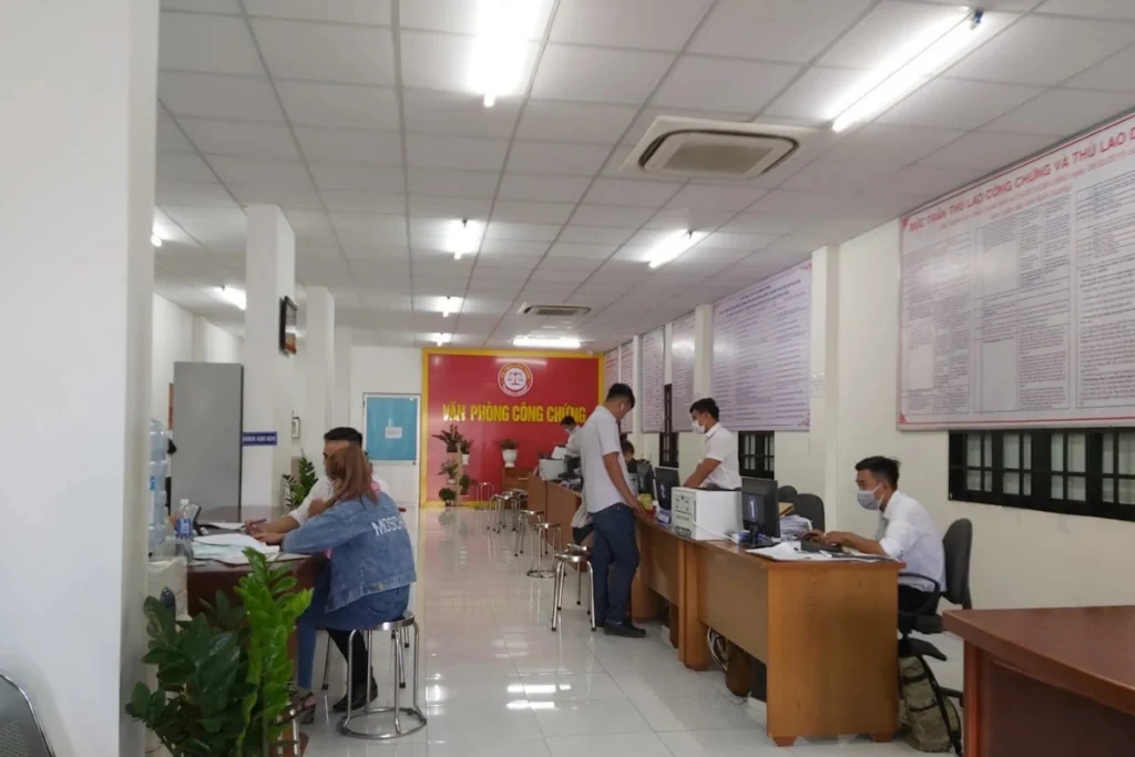 Không gian quầy giao dịch rộng rãi và hệ thống bảng biển niêm yết công khai tại văn phòng công chứng ở Dĩ An