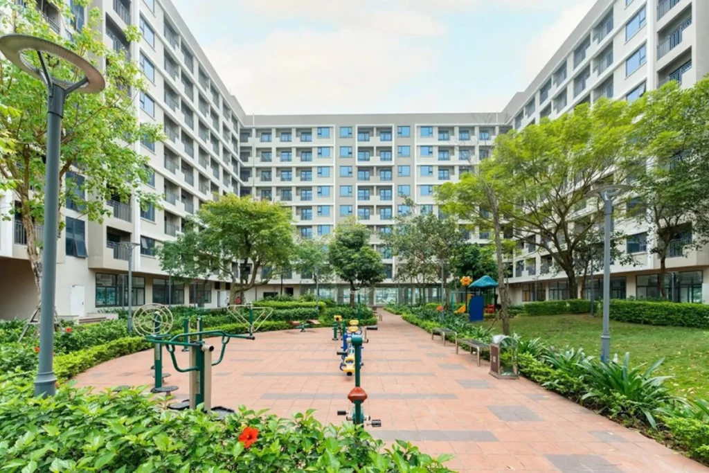 Không gian sân nội khu được quy hoạch khang trang nằm giữa các tòa nhà chung cư nhà ở xã hội với lối đi lát gạch đỏ