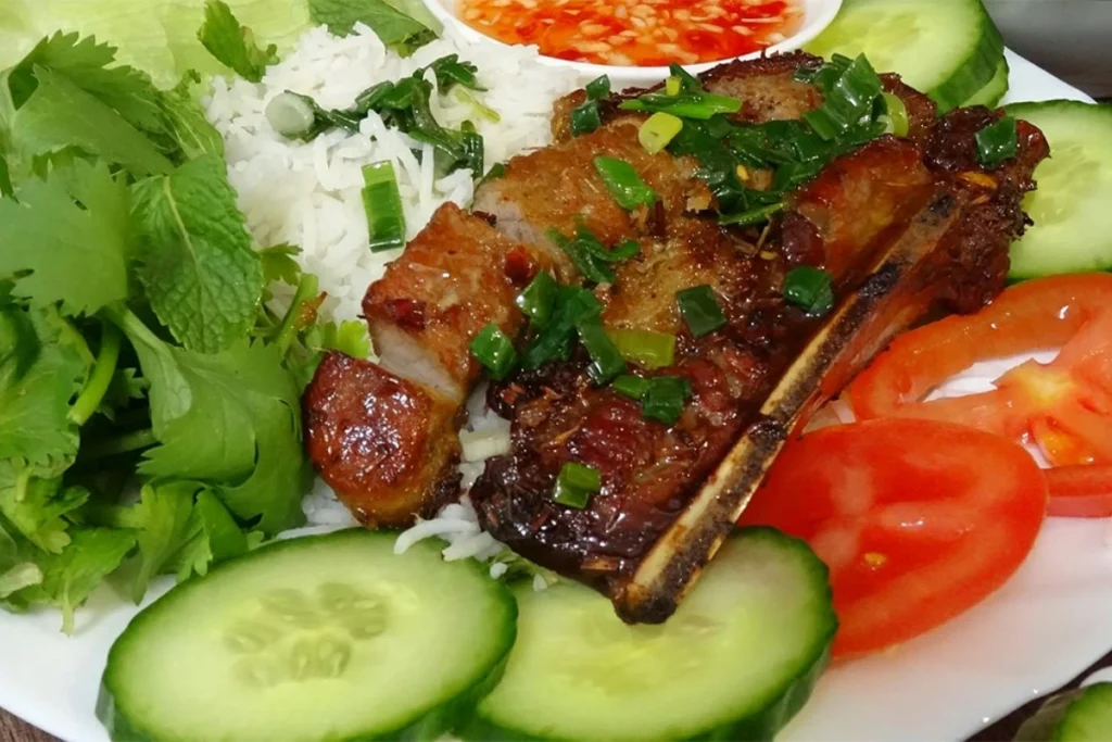 Dĩa cơm tấm sườn nướng mỡ hành hấp dẫn