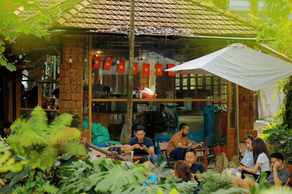 Không gian sân vườn xanh mát