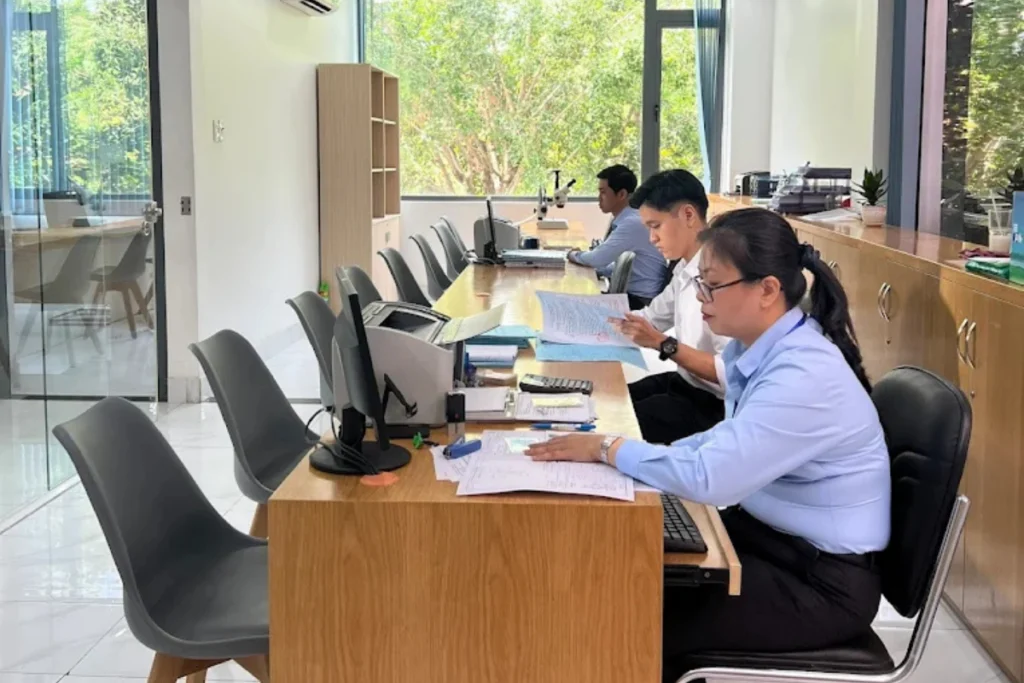 Đội ngũ chuyên viên pháp lý thực hiện kiểm tra và rà soát tính hợp lệ của hồ sơ giao dịch
