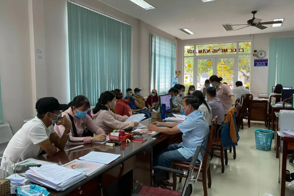 Không gian làm việc khang trang và đông đúc khách hàng đến thực hiện giao dịch tại văn phòng công chứng Tân Uyên