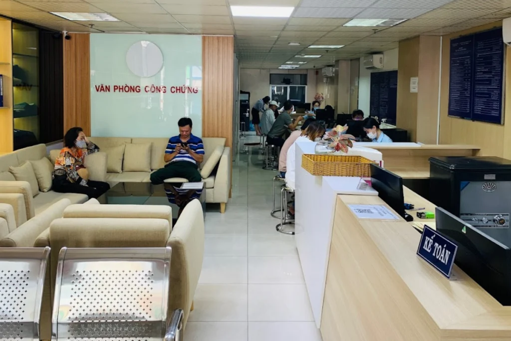 Khu vực tiếp nhận hồ sơ và sảnh chờ được bố trí khang trang, thuận tiện cho người dân