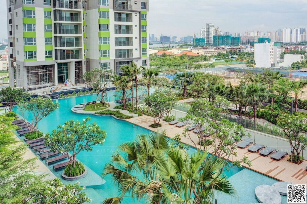 Hệ thống hồ bơi và mảng xanh nội khu trong bài review Vista Verde Quận 2