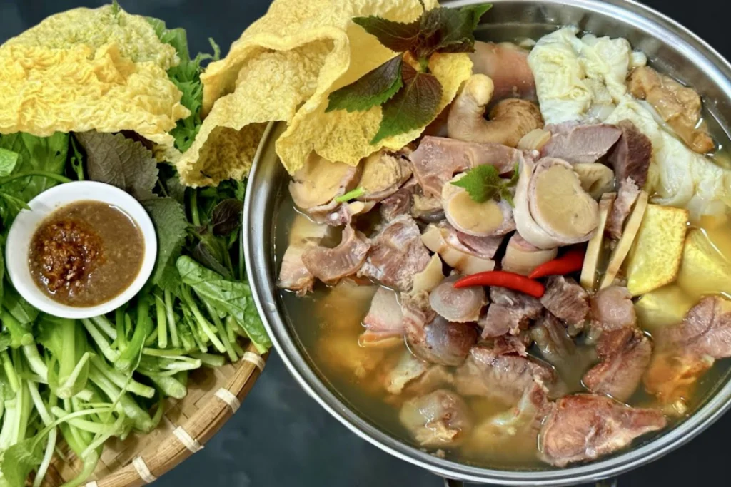 Nồi lẩu bò nóng hổi hấp dẫn