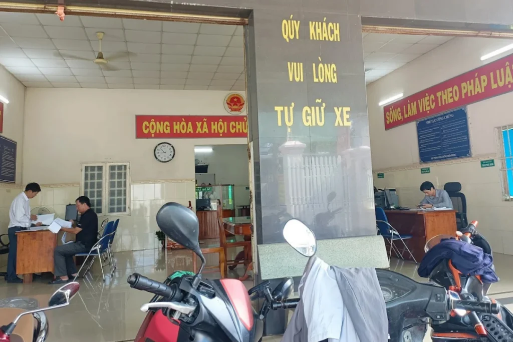 Không gian tiếp đón và hướng dẫn người dân hoàn thiện hồ sơ tại quầy giao dịch.
