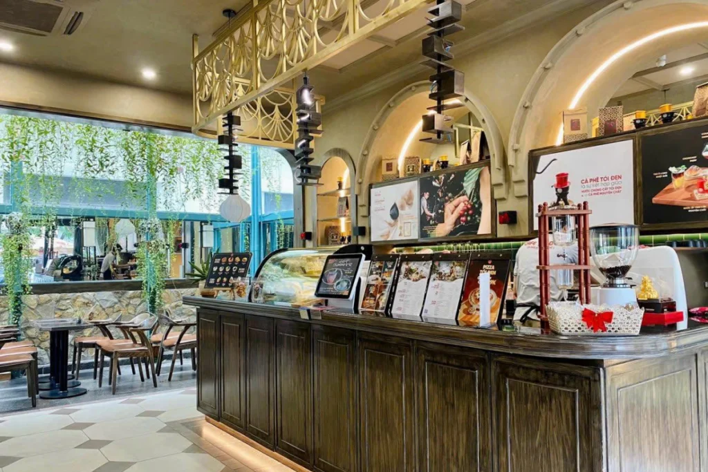 Đồ uống được pha chế tỉ mỉ và trình bày đẹp mắt tại không gian quán cafe phường Long Bình
