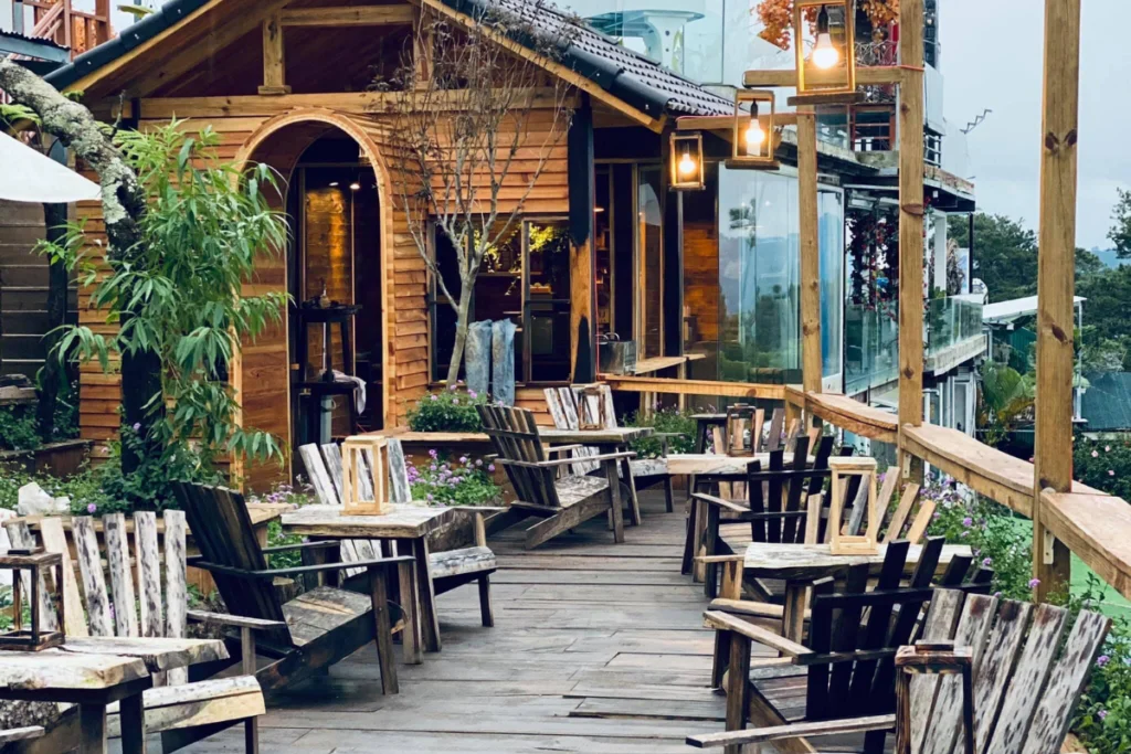 Tầm nhìn ngắm cảnh ngoạn mục từ ban công lộng gió của quán cafe