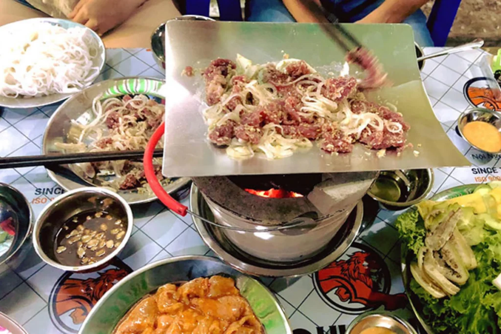 Không gian ẩm thực đường phố sôi động