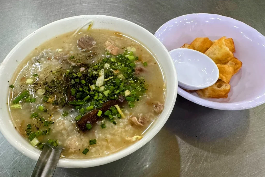 Bữa ăn đêm ấm bụng ở Quán Cháo Lòng Đêm 68