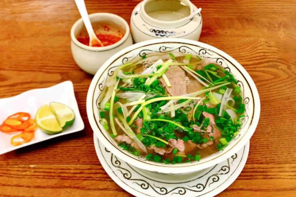 Bát phở bò nóng hổi mang lại bữa ăn đầy đủ dinh dưỡng cho ngày mới