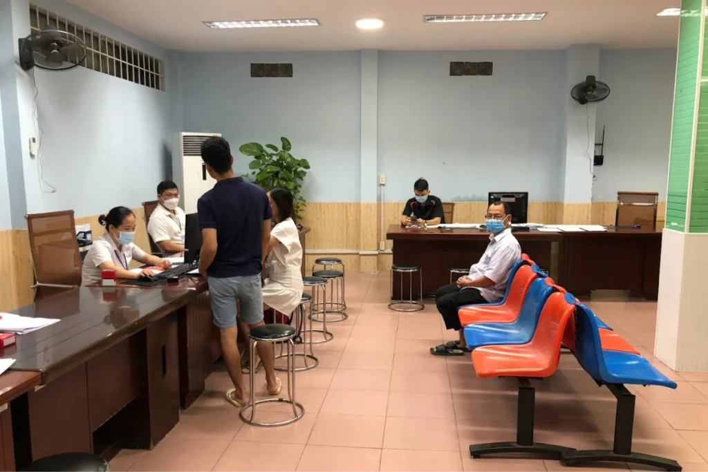 Công chứng viên tiếp nhận hồ sơ và hướng dẫn người dân thực hiện các thủ tục giao dịch tại văn phòng