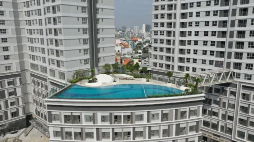 Góc chụp cận cảnh hồ bơi tràn bờ tầng mái khối đế dự án Sunrise City Quận 7 hỗ trợ chủ đề chung cư HCM pháp lý sổ hồng đầy đủ