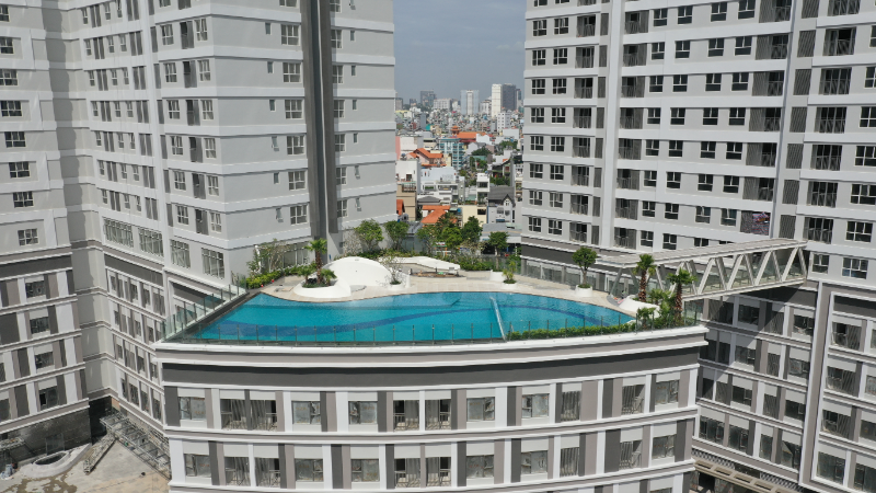 Đánh giá những dự án chung cư HCM pháp lý sổ hồng đầy đủ và an toàn nhất Góc chụp cận cảnh hồ bơi tràn bờ tầng mái khối đế dự án Sunrise City Quận 7 hỗ trợ chủ đề chung cư HCM pháp lý sổ hồng đầy đủ