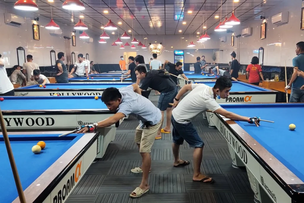 Thể thao trong nhà thu hút đông đảo thanh niên