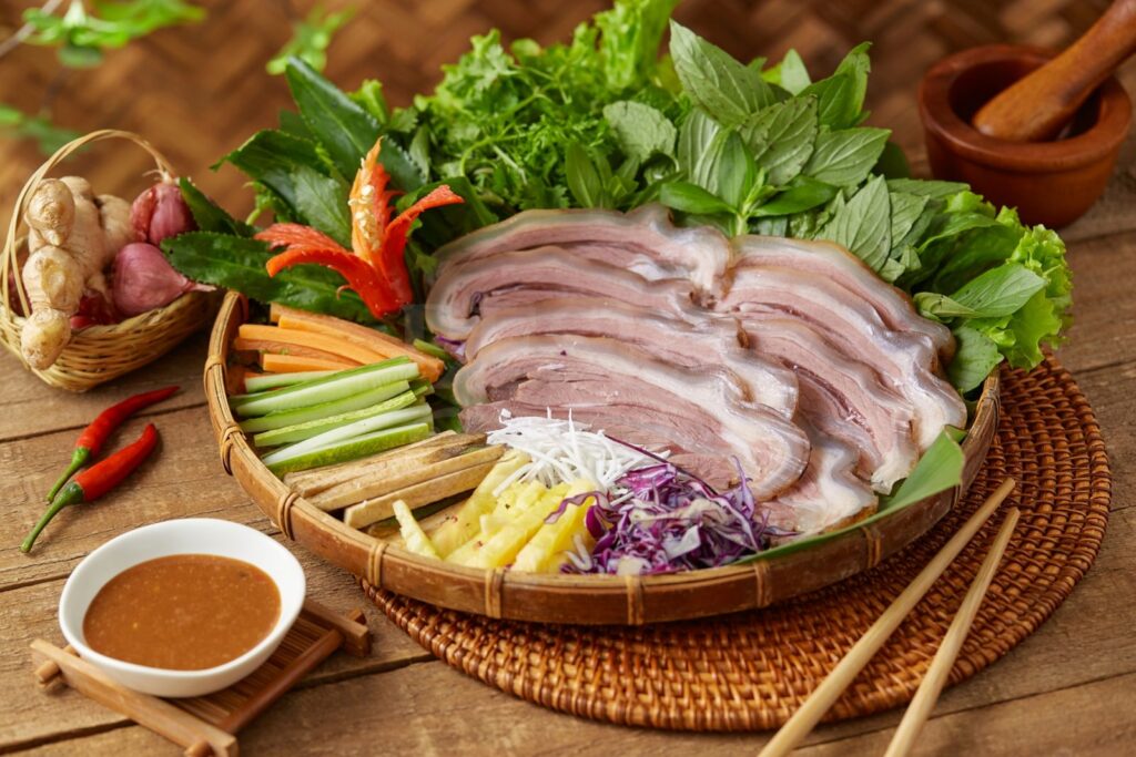 Thực khách thưởng thức món dê tại quán dê tươi núi Ninh Bình