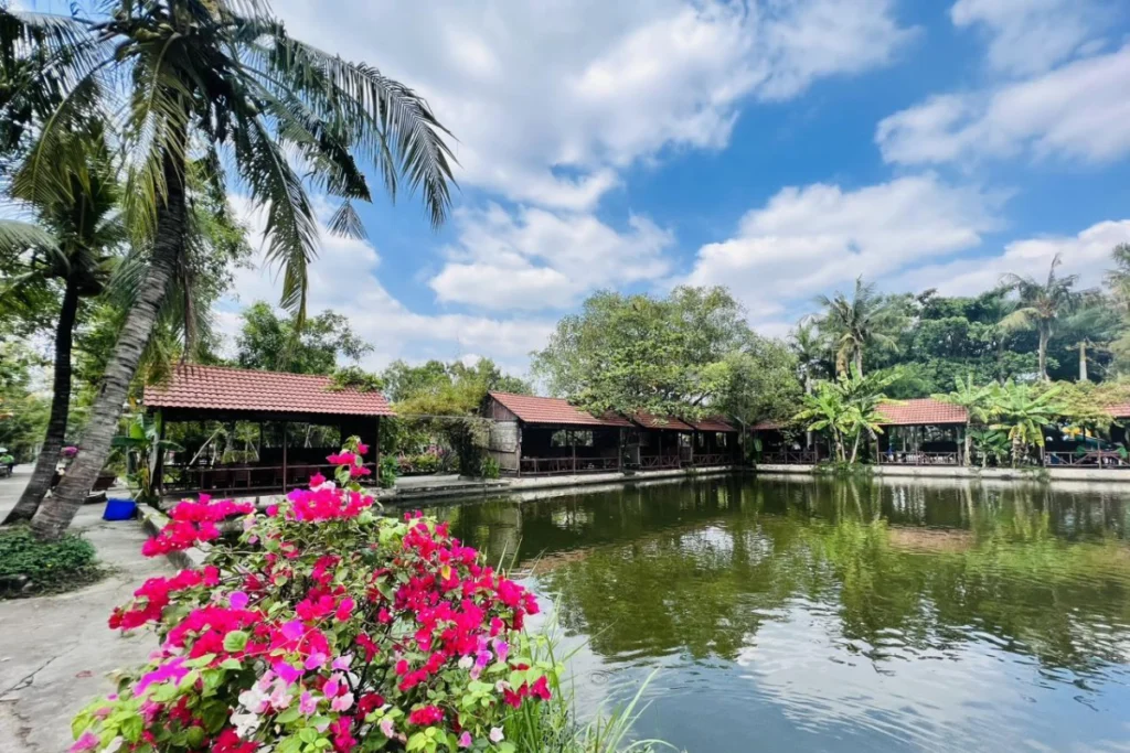 Khu Du Lịch Sinh Thái Quán Bên Hồ