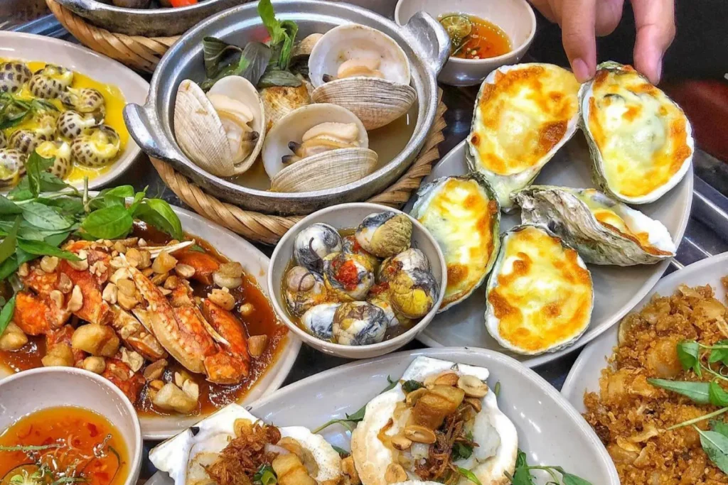 Bàn tiệc ốc phong phú và hấp dẫn phục vụ thực khách đam mê ẩm thực đường phố