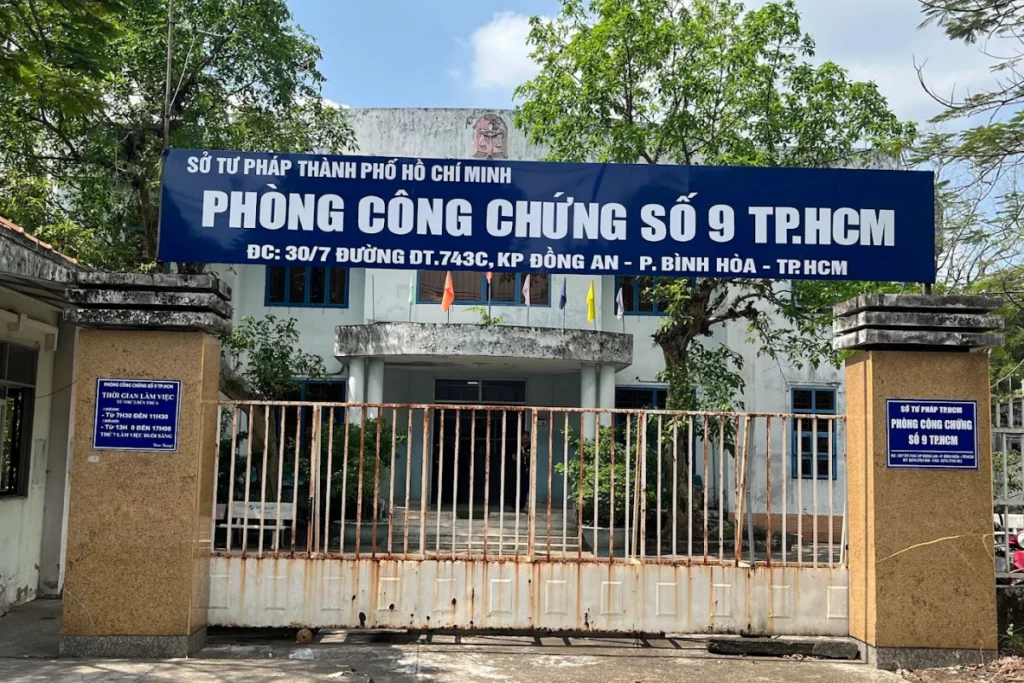 Cổng vào và bảng hiệu mới của Phòng công chứng số 9 thuộc Sở Tư pháp Thành phố Hồ Chí Minh
