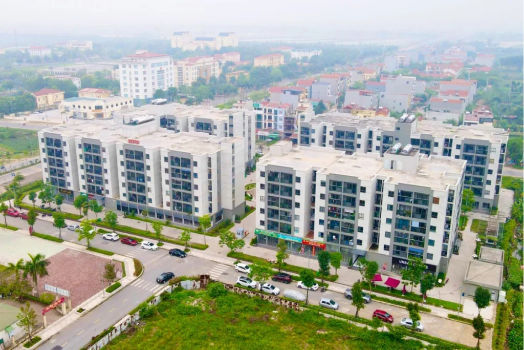 Toàn cảnh góc rộng từ trên cao của một dự án nhà ở xã hội quy hoạch đồng bộ tại Hà Nội với các tòa nhà chung cư 7-9 tầng hiện đại
